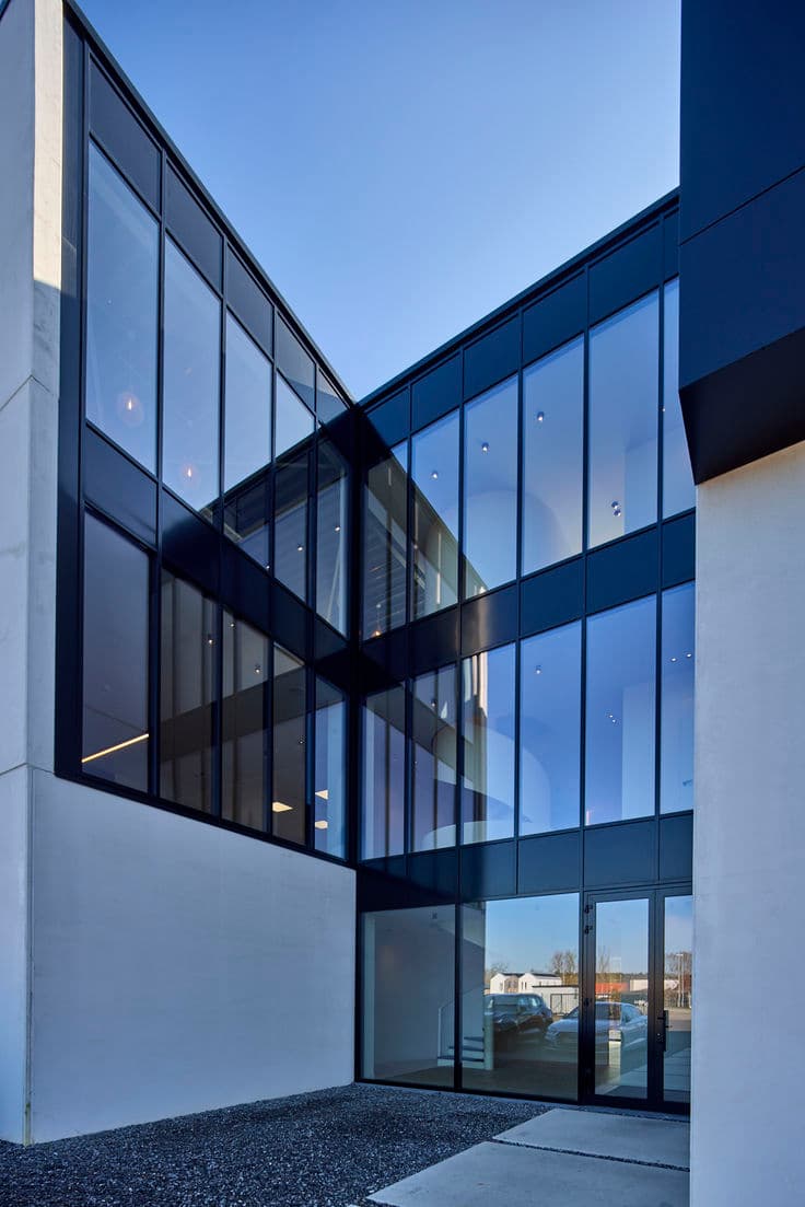 Facade glass — Strakke Glasgevel Met Zwarte Profielen Luyten Mathieu Gijbels