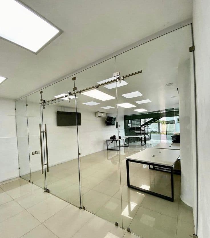 Architectural glass — Puerta Corrediza Para Oficinas De Vidrio